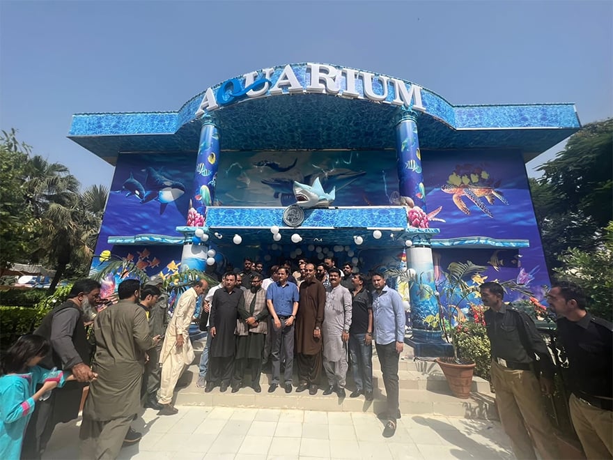 Karachi Mayor Murtaza Wahab poses for a photo after the inauguration of the Aquarium at Karachi Zoo. — KMC Facebook