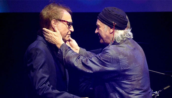 Internet bridges gap between brothers, shared Ray Davies