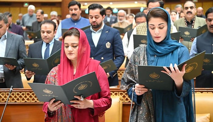 PML-N Senior Vice President Maryam Nawaz (right), Information Secretary Marriyum Aurangzeb, and other members of the Punjab Assembly taking oath as MPAs on February 23, 2024. — PML-N