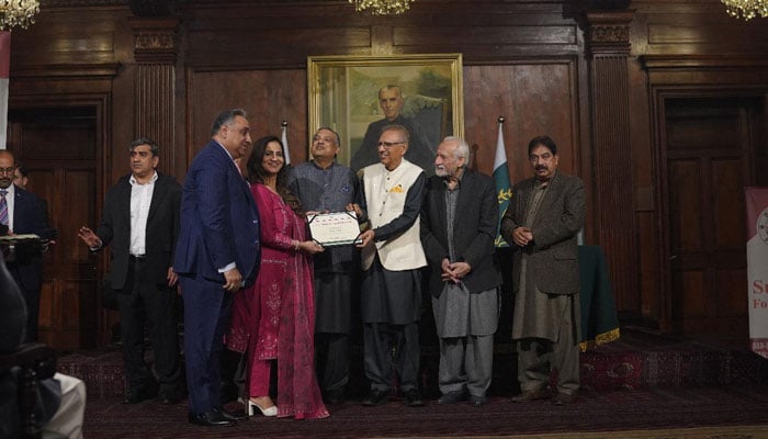 The picture shows President Dr Arif Ali giving certificate of appreciation to Sindh Blood Transfusion Authority Director General Dr Dur-e-Naz. — Geo.tv