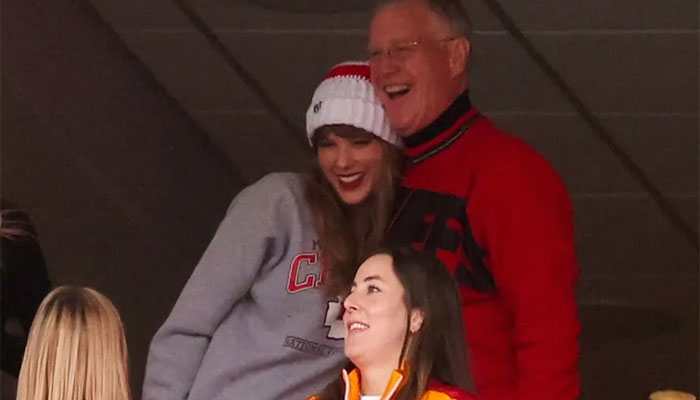 Taylor Swifts father lands in trouble in Australia