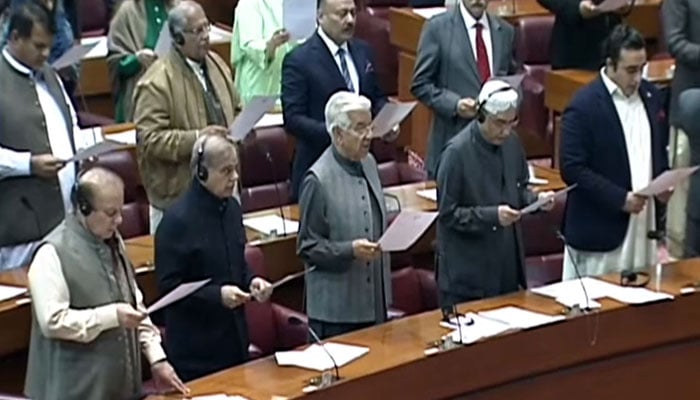 PML-N leaders Nawaz Sharif, Shehbaz Sharif, Khawaja Asif, PPPs Asif Ali Zardari and PPP Chairman Bilawal Bhutto-Zardari take oath along with other newly elected lawmakers in the National Assembly. — Radio Pakistan