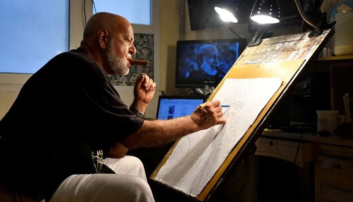 آرٹسٹ ملٹن برنال 24 فروری 2024 کو ہوانا، کیوبا میں اپنے سٹوڈیو میں کام کرتے ہوئے تصویر کھینچ رہے ہیں۔