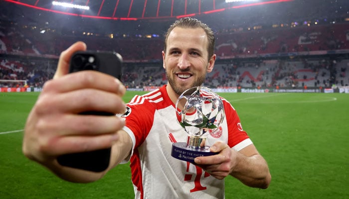 It is selfie time for Harry Kane after the 3-0 win against Lazio. — UEFA