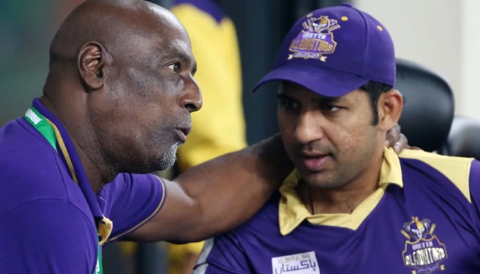 West Indian cricket legend Sir Vivian Richards (left) with ex-Quetta Gladiators skipper Sarfaraz Ahmed. — ESPN