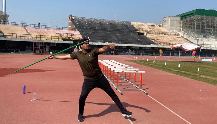 Arshad Nadeem prepares to throw a javelin. - Geo News