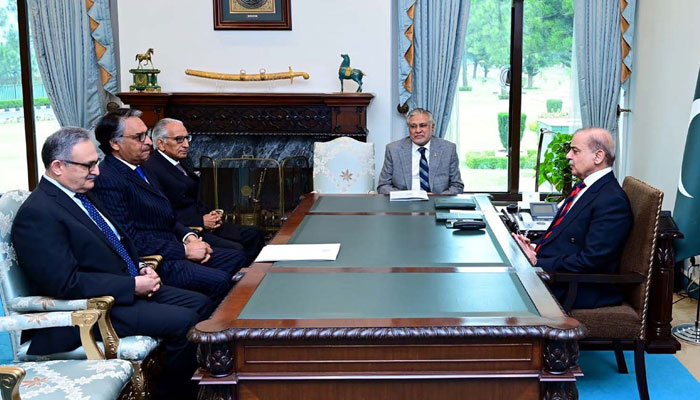 Prime Minister, Muhammad Shehbaz Sharif exchanging views with Jalil Abbas Jilani, Former Caretaker Minister for Foreign Affairs during meeting held in Islamabad on Thursday, March 7, 2024. — PPI