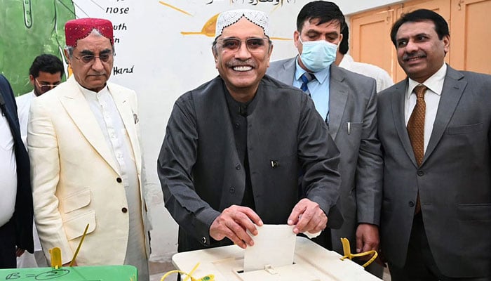 Former President of Pakistan and President PPPP Asif Ali Zardari cast his vote in a polling station during General Elections-2024. — APP/File