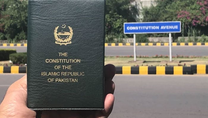 The book of Pakistans Constitution. — Friedrich Naumann Foundation