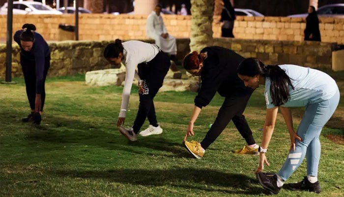 Mujeres hacen ejercicio durante el Ramadán en el parque de la presa Wadi Namar en Riad, Arabia Saudita, el 30 de marzo de 2023. – Reuters