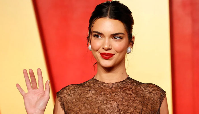 Kendall Jenner attracts onlookers as she goes black this Oscars
