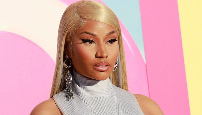 Nikki Minaj argues with her hairstylist backstage during Pink Friday 2 tour