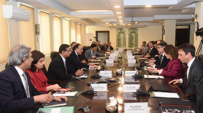 Pakistán 'discute' un nuevo programa de préstamos con el FMI en una reunión de revisión