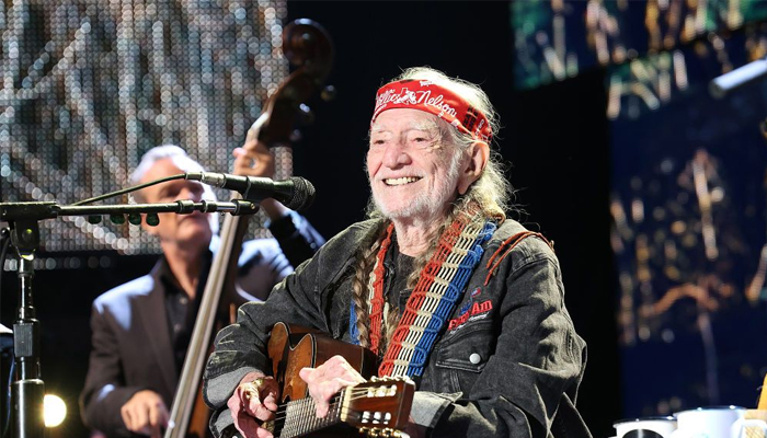 Willie Nelson takes the stage with moving Rainbow Connection cover