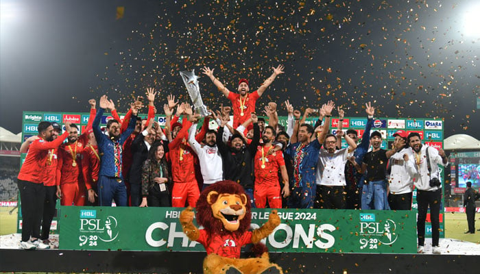 Islamabad United team members lifting the PSL 9 trophy at National Bank cricket stadium Karachi on March 18, 2024.—XthePSLt20