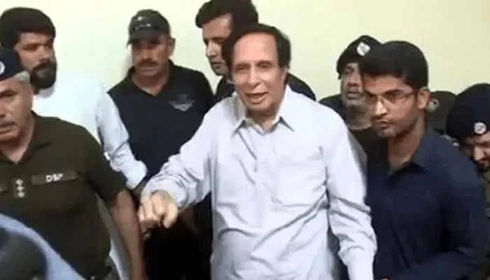 Former Punjab CM and Pakistan Tehreek-e-Insaf (PTI) President Parvez Elahi is being escorted by Punjab police personnel in a court premises. —Screengrab/Geo News/File