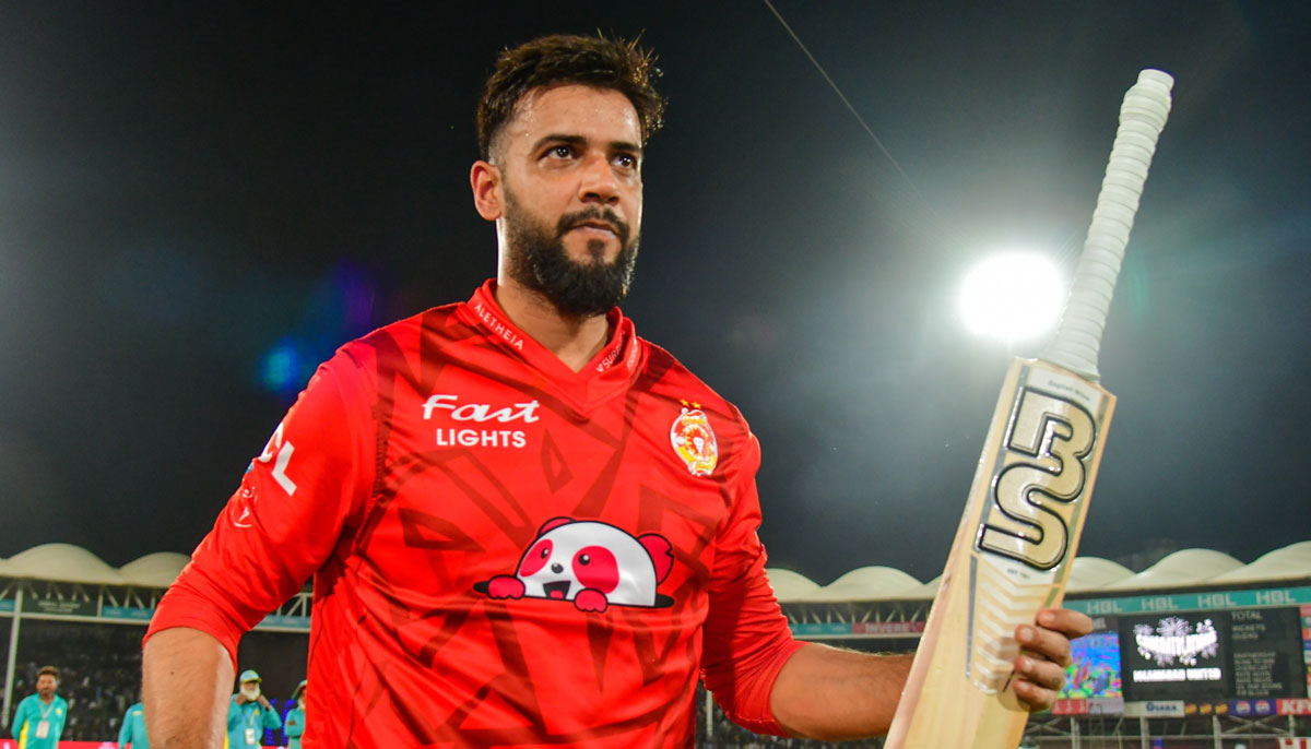 Imad Wasim raises his bat after Islamabad United won the PSL 9. — PCB