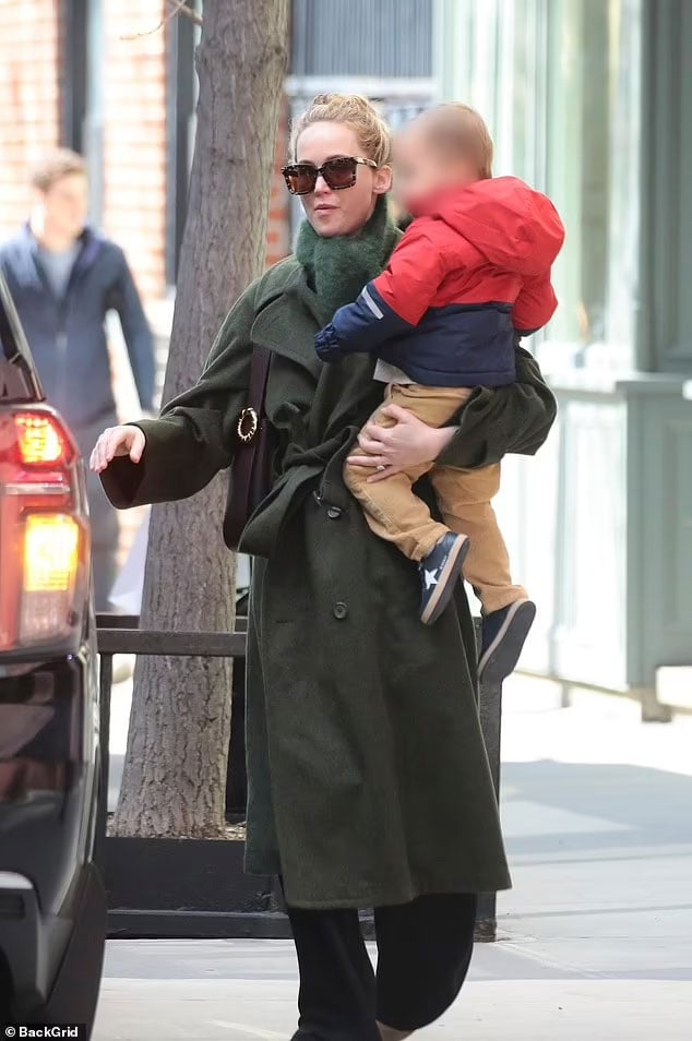 Jennifer Lawrence looks chic as she gives mom goals in new outing