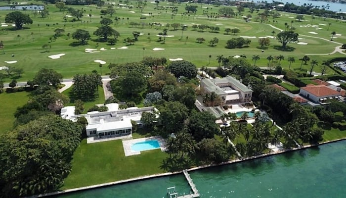 This image shows the luxurious mansions of Jeff Bezos and Lauren Sanchez in Florida. — Hello Magazine
