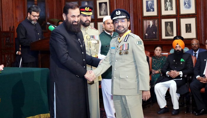 Punjab Governor Balighur Rehman confers Sitara e Imtiaz on Waqar Chohan. — Geo.tv