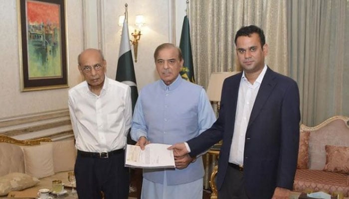 Renowned businessman Mian Muhammad Mansha (left) along with his son Hassan Mansha called on Prime Minister Shehbaz Sharif and donated an amount of Rs.23/- Million for PMs Flood Relief Fund in Lahore on October 2, 2022. — Instagram/@pmlnawazofficial