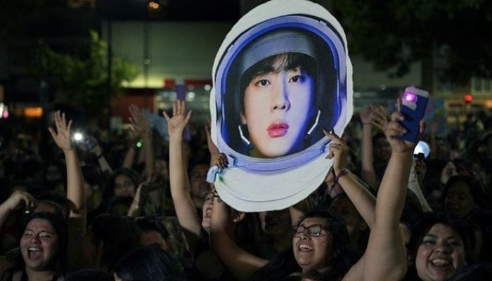 BTS fans over the moon with Kim Seok-jin set to reunite with them
