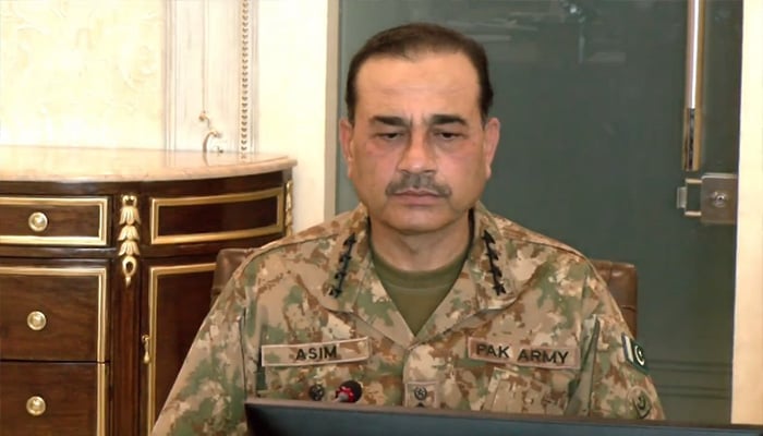 COAS جنرل سید عاصم منیر 27 مارچ 2024 کو شانگلہ دہشت گردانہ حملے کے بعد وزیر اعظم شہباز شریف کی زیر صدارت ہنگامی اجلاس میں شریک ہیں، یہ اب بھی ایک ویڈیو سے لیا گیا ہے۔ - پی ایم او