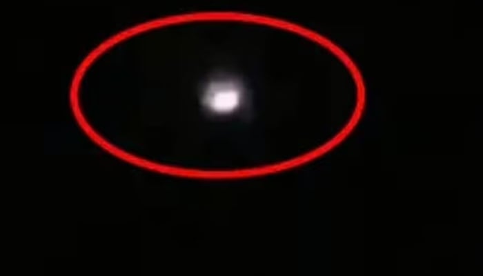 এই ছবিটি ভারতে রিপোর্ট করা UFO দেখা দেখায়। - ইউকে মেট্রো