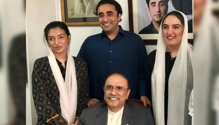 President Asif Ali Zardari (sitting in centre) with his son and daughters in an undated group photo. —Facebook/All Pakistan Drama Page/File