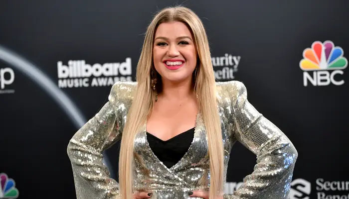 Kelly Clarkson lost several pounds last year and left fans surprised