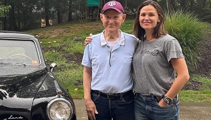 Jennifer Garner announces dad William Garners death in a touching tribute