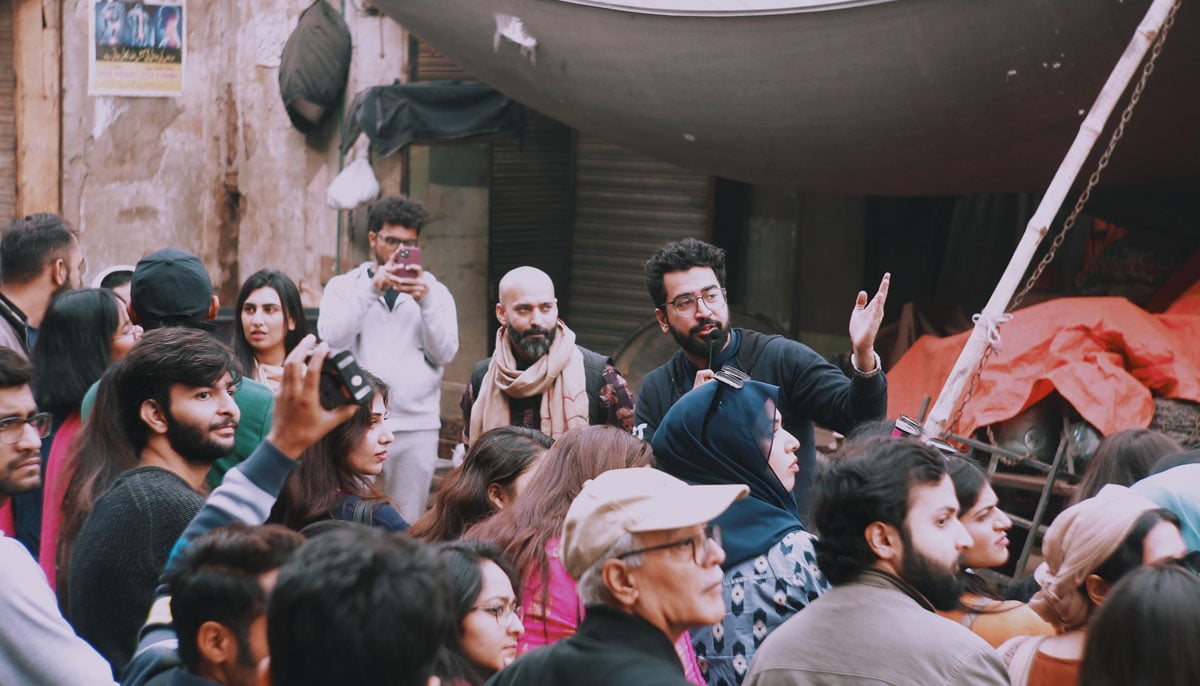Ghazi Taimoor leading one of Lahore Ka Ravi daytime walks through androon Lahore. — Photo by author
