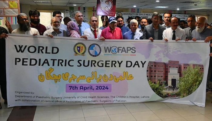 કરાચીની એક ખાનગી હોસ્પિટલમાં 7 એપ્રિલના રોજ વિશ્વ બાળરોગ સર્જરી દિવસ 2024 મનાવવામાં આવ્યો.  - રિપોર્ટર