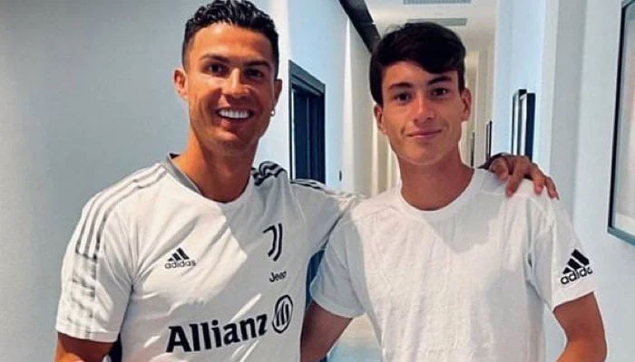 Cristiano Ronaldo (L) with a young Matias Soule. — X/TheCR7Timeline