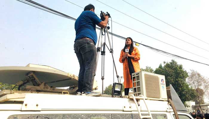 Shawala Aslam during her on-field reporting in Karachi. – Photo by Shawala/Geo News