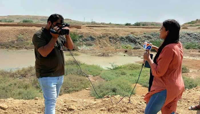 Behind-the-scenes of Shawala reporting on health news for Karachi. — Photo by Shawala/Geo News