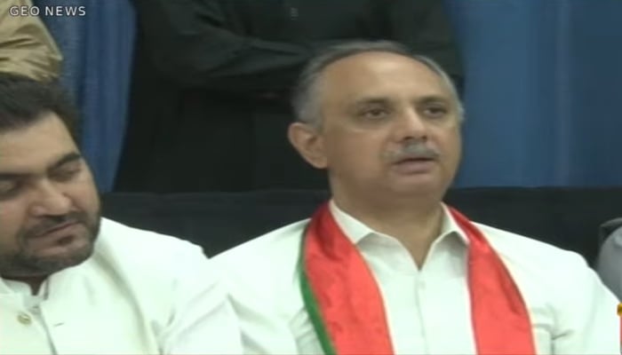 Leader of the Opposition in National Assembly Omar Ayub (right) is addressing media in Quetta on April 14, 2024. —Geo News/screengrab