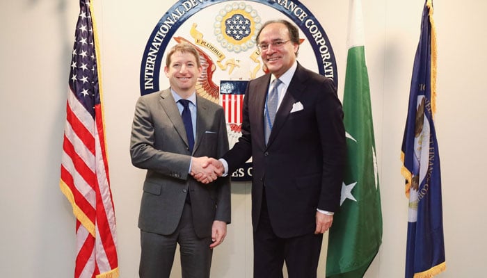 Finance Minister Muhammad Aurangzeb shakes hands with DFC CEO Scott Nathan in Washington on April 17, 2024. — X/@Financegovpk