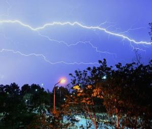 How to stay safe from lightning strikes as Karachi braces for heavy rain, thunder