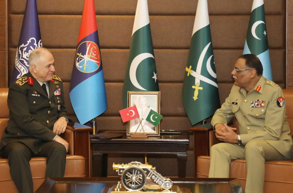 Gen Sahir Shamshad Mirza (right) during the meeting with the Tuskeys top general. — ISPR
