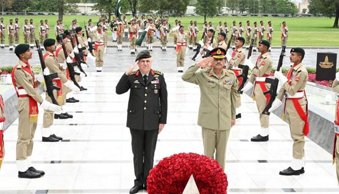Chief of the General Staff of the Turkish Army pays respects at Yadgar-e-Shuhada by laying a floral wreath on April 18, 2024. — ISPR