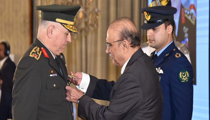 President Asif Ali Zardari confers Nishan-e-Imtiaz (Military) award on Chief of Turkish General Staff, General Metin Gurak in recognition of his illustrious services on April 19, 2024. — APP