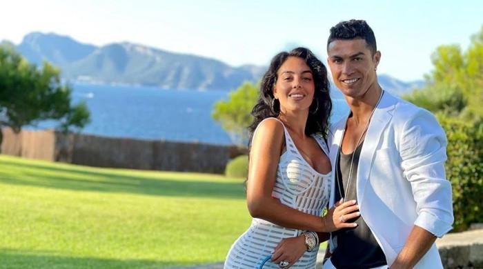 Cristiano Ronald, Georgina Rodriguez enjoy their time on beach - Vimarsana News