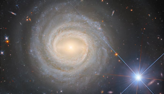 Gas flow is spread around 20,000 light-years. — ESA/Hubble & NASA, M. C. Bentz, D. J. V. Rosario