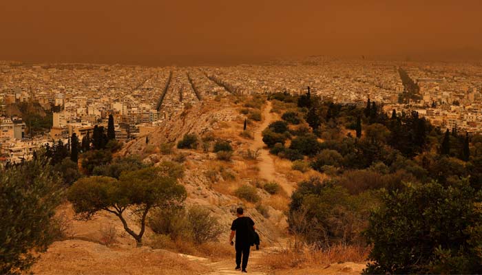 Αποκαλυπτικές σκηνές σκόνης της Σαχάρας που κατακλύζει την ελληνική πόλη στην Αθήνα