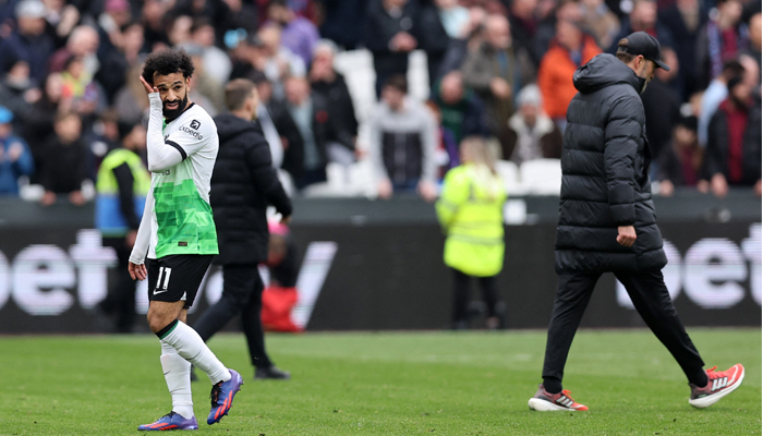 Liverpool decide on what to do with fate of Mo Salah (L) after argument with Jurgen Klopp (R). — Reuters