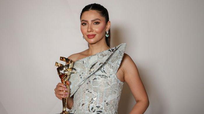 Mahira Khan wins Artist in Fashion award at The Emi Gala, Dubai - Vimarsana News