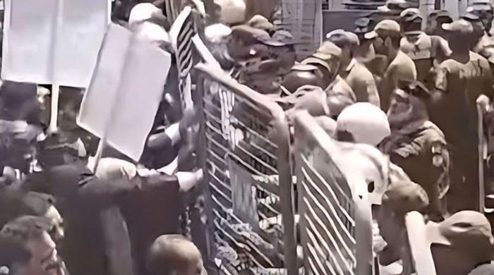 Police arrest several lawyers protesting outside Lahore High Court