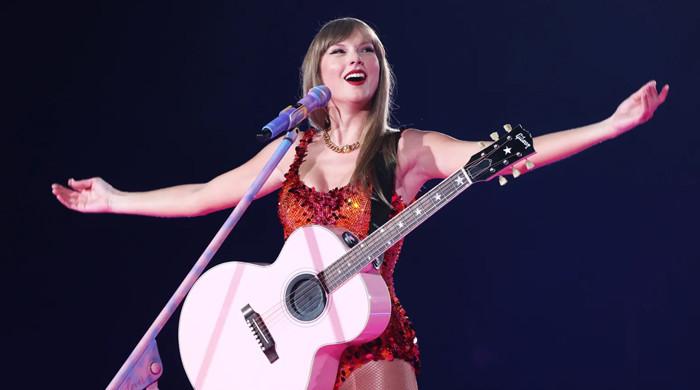 Taylor Swift tackles wardrobe malfunction at 'Eras Tour' concert
