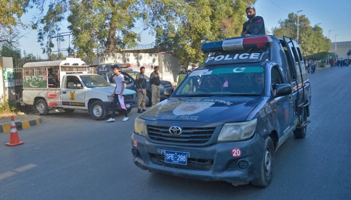 Two cops wounded after 80 scrap dealers attack Karachi police station